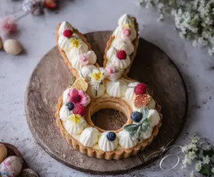 Easter Bunny Cream Tart with colorful icing and festive decorations for Easter celebration.